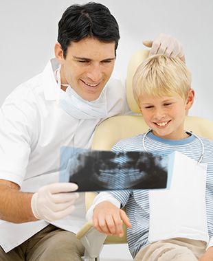 Clínica Dental La Vera dentista mostrándole la placa dental a su paciente